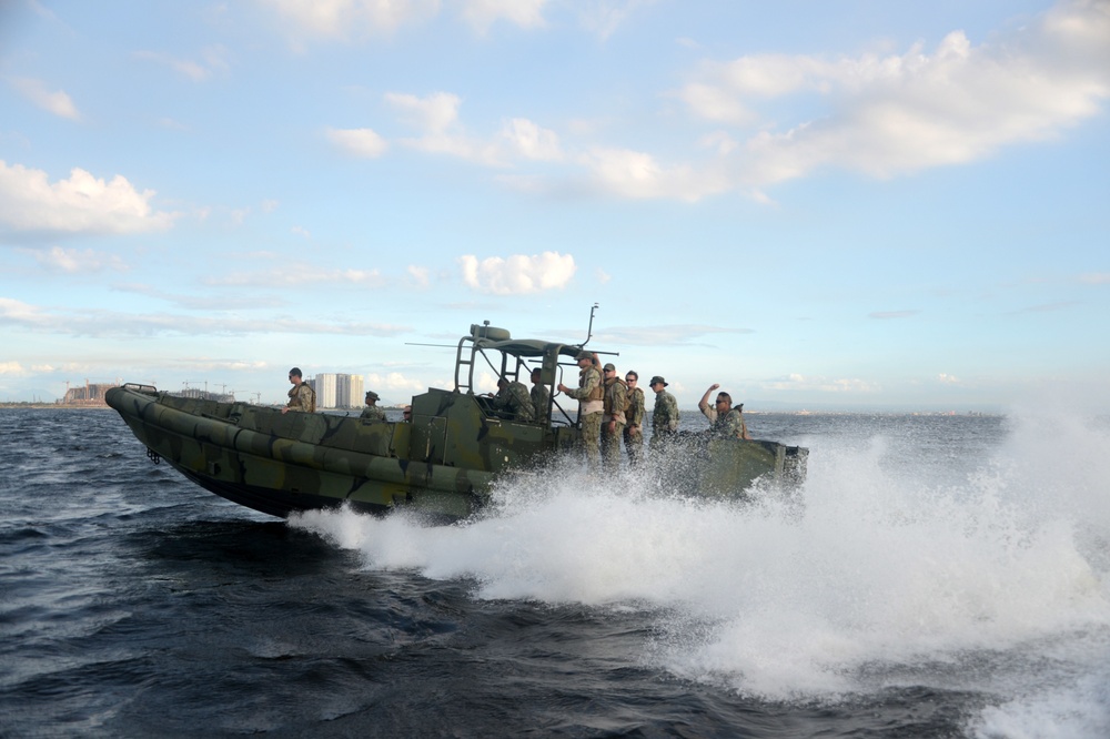 CRS-3 trains with Philippine Marines during Balikatan 2015