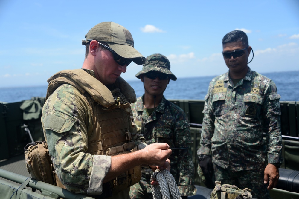 CRS-3 trains with Philippine Marines during Balikatan 2015