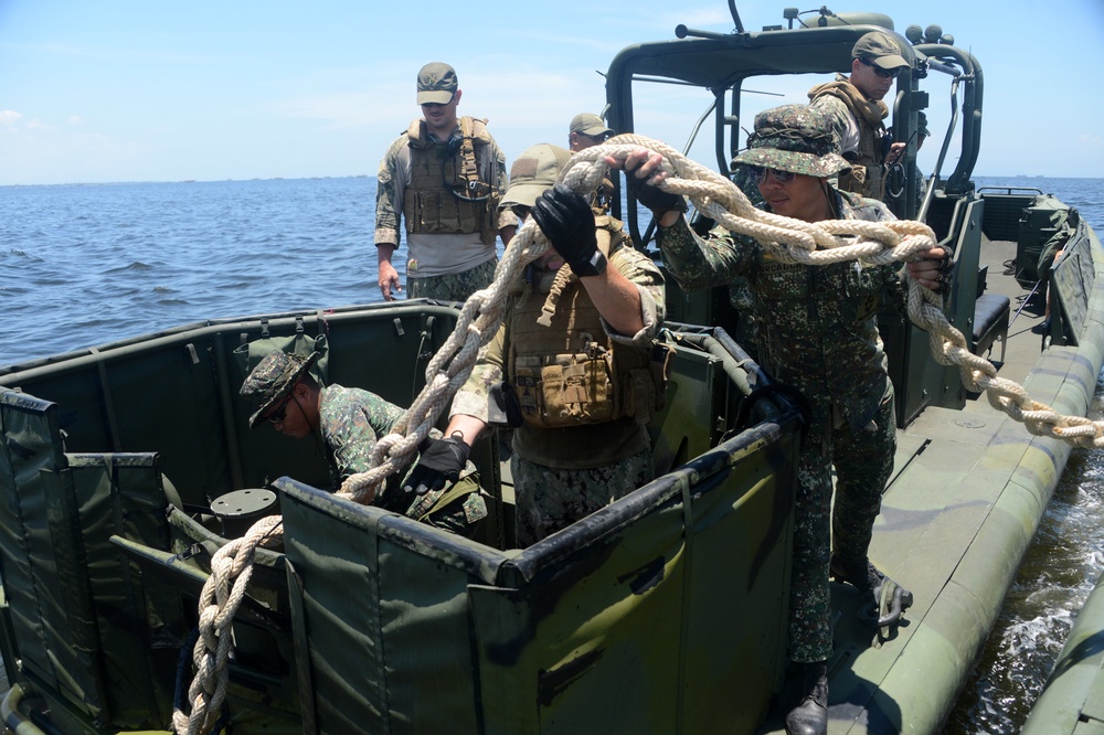 CRS-3 trains with Philippine Marines during Balikatan 2015