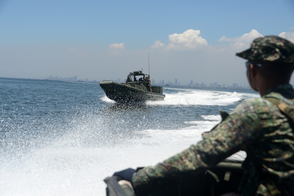 CRS-3 trains with Philippine Marines during Balikatan 2015