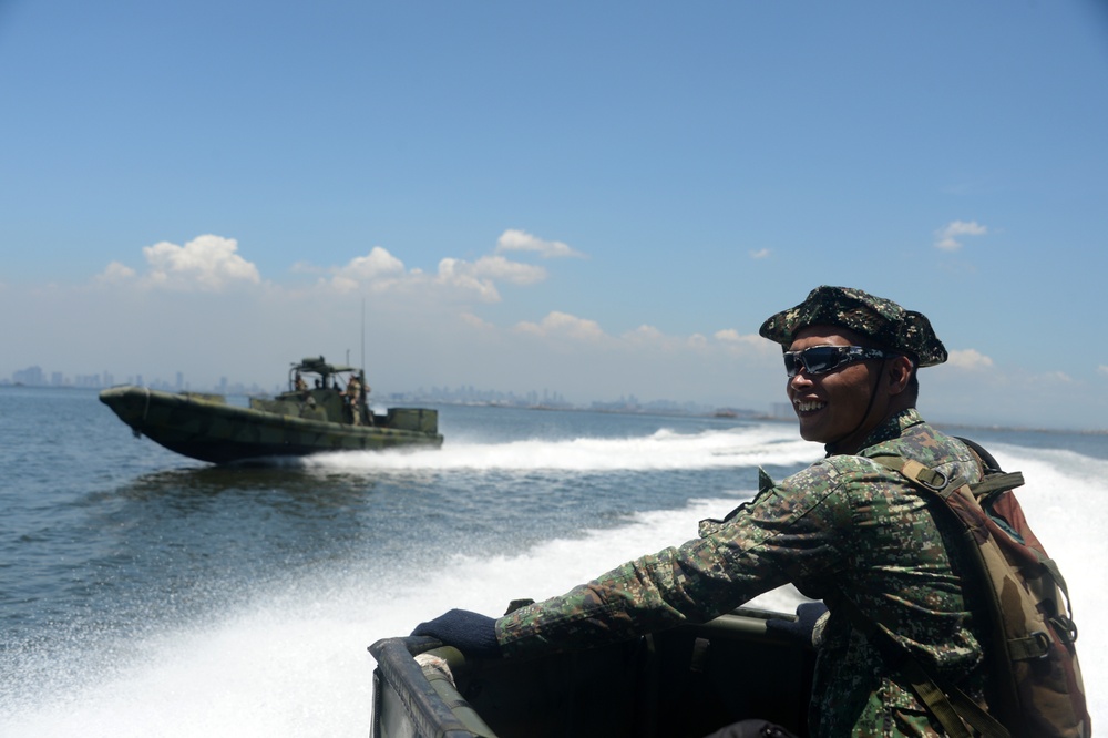 CRS-3 Trains with Philippine Marines during Balikatan 2015
