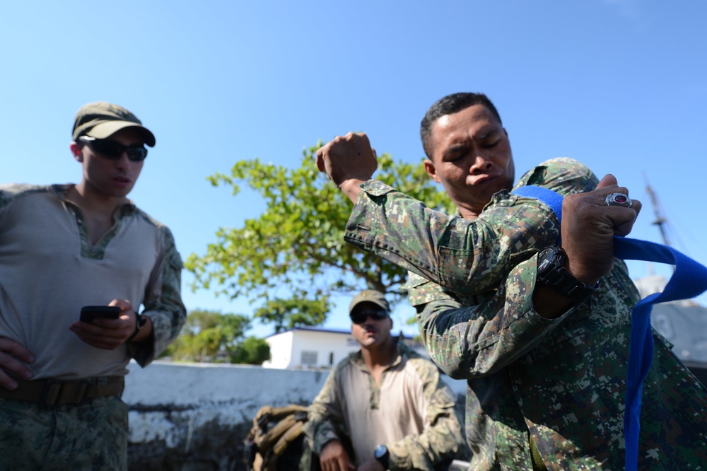 CRS-3 trains with Philippine Marines during Balikatan 2015
