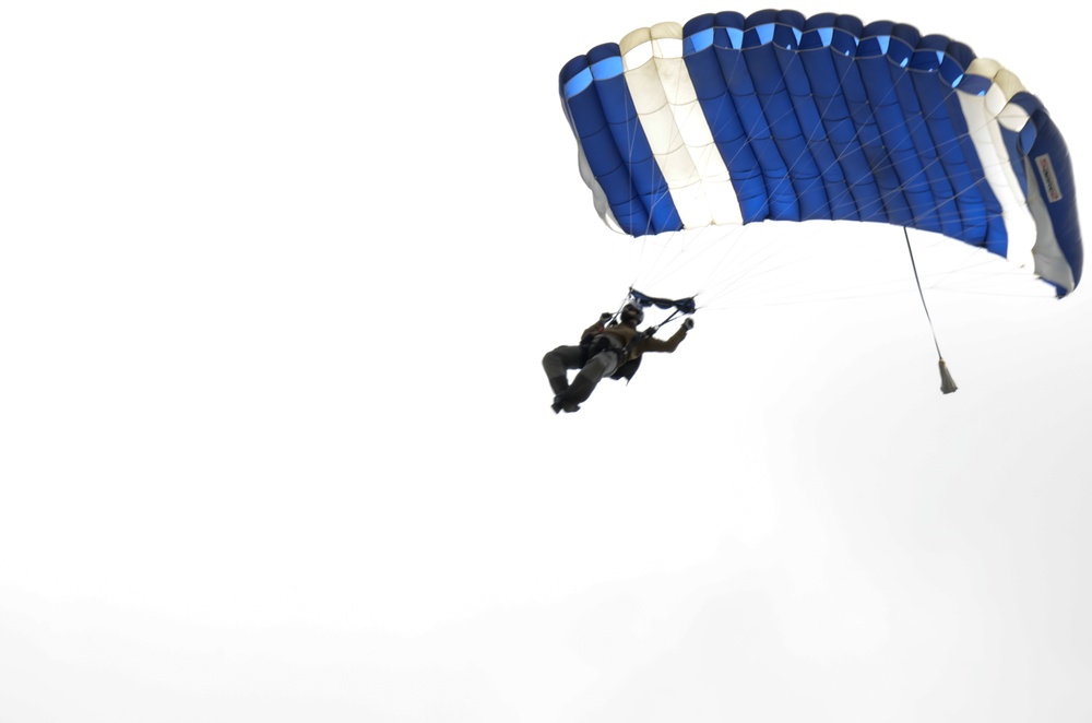 EODMU 5 conducts freefall parachute training