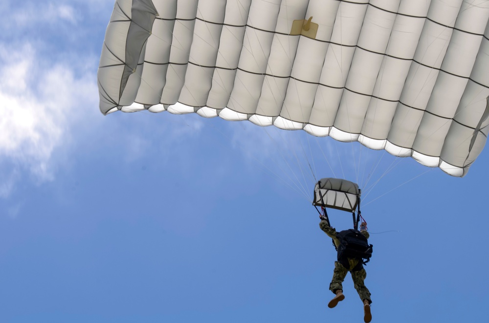 EODMU 5 conducts freefall parachute training