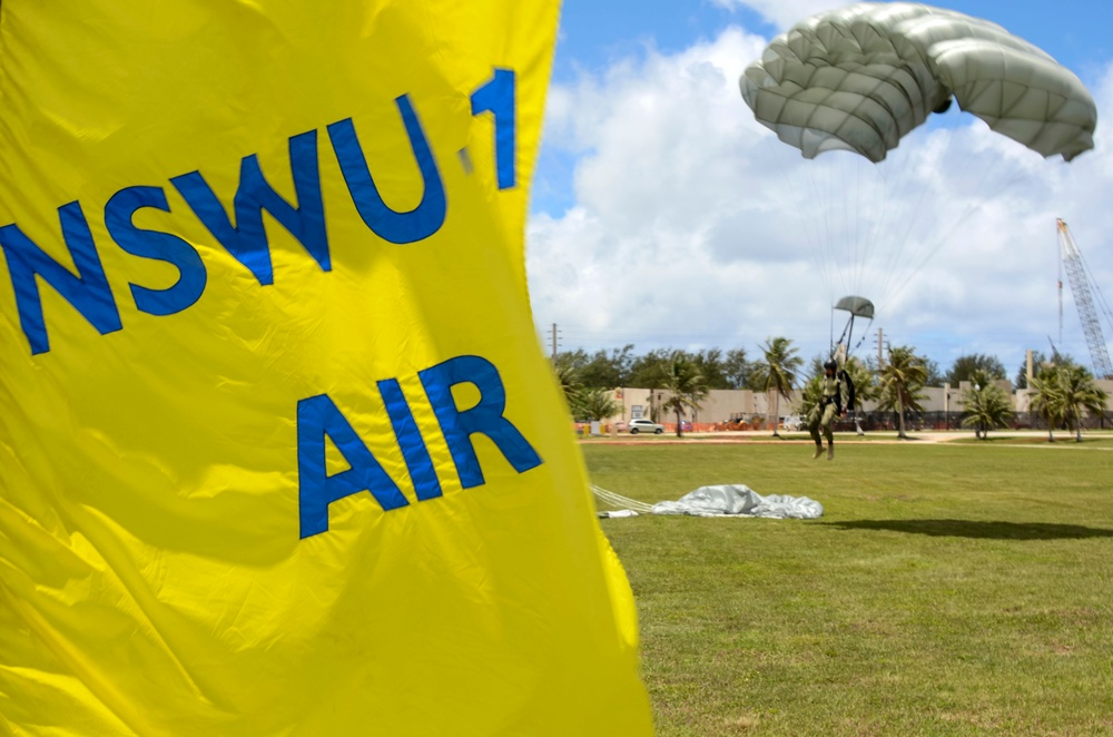 EODMU 5 conducts freefall parachute training