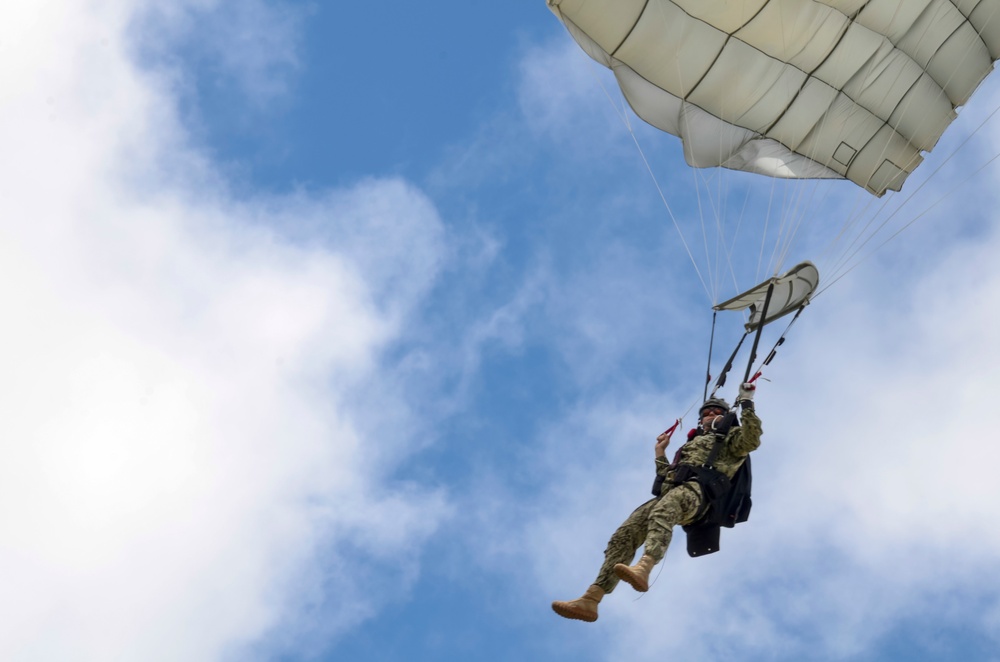 EODMU 5 conducts freefall parachute training