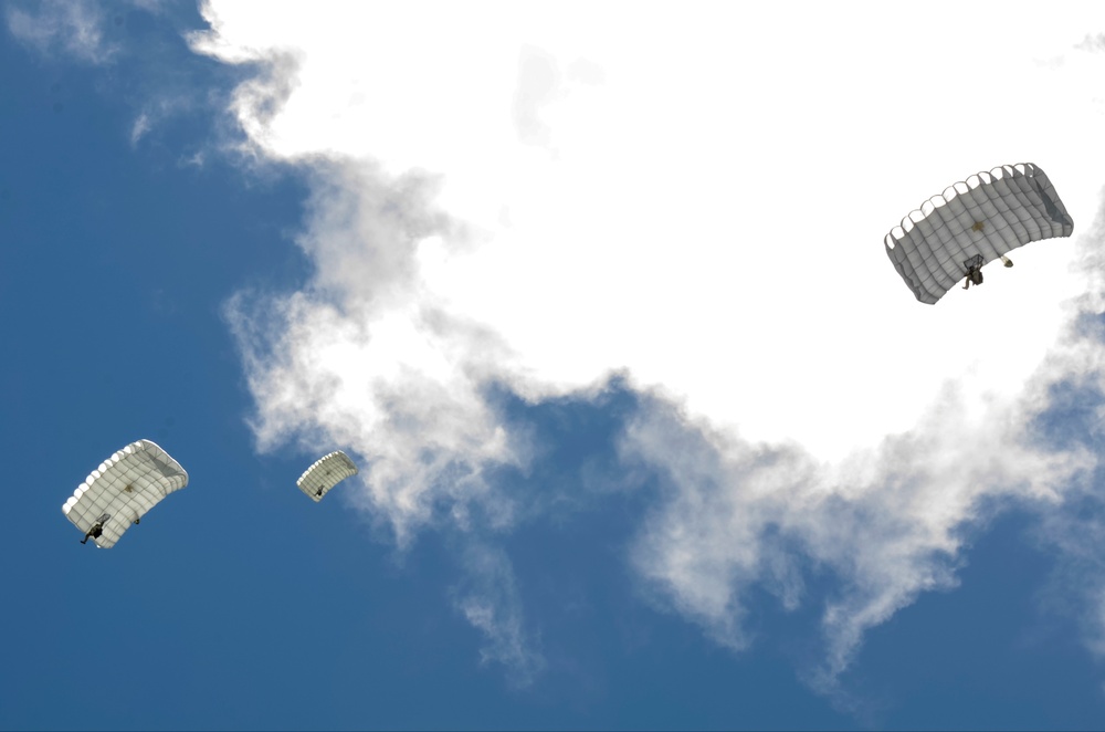 EODMU 5 conducts freefall parachute training