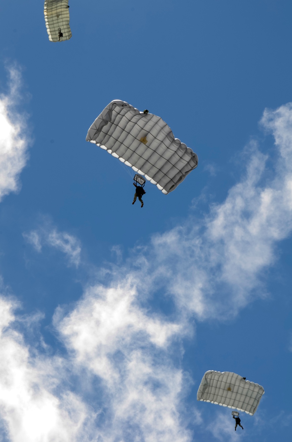 EODMU 5 conducts freefall parachute training