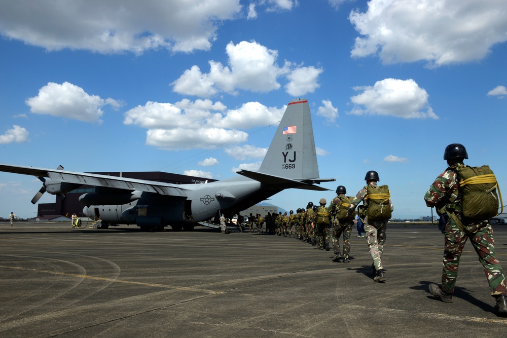 PAF, USAF jump into parachute training