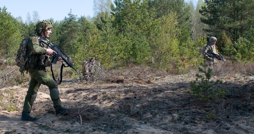 US and Lithuanian forces exchange gunner tactics