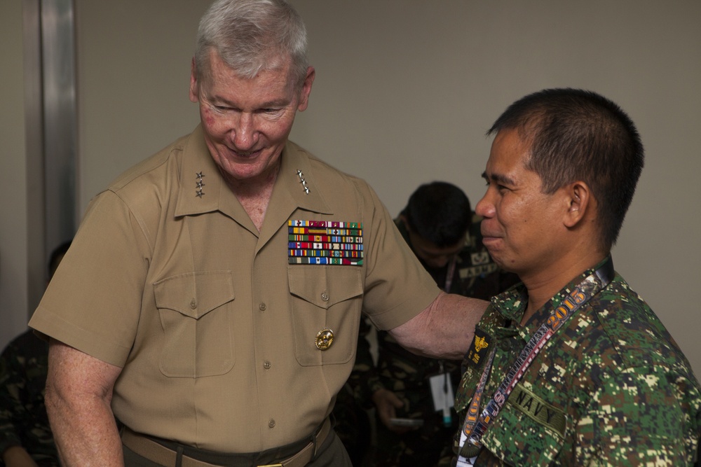 Lt. Gen. Toolan Visits Balikatan 2015 Joint Operation Center