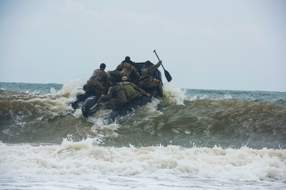 Army National Guard SF combat divers train