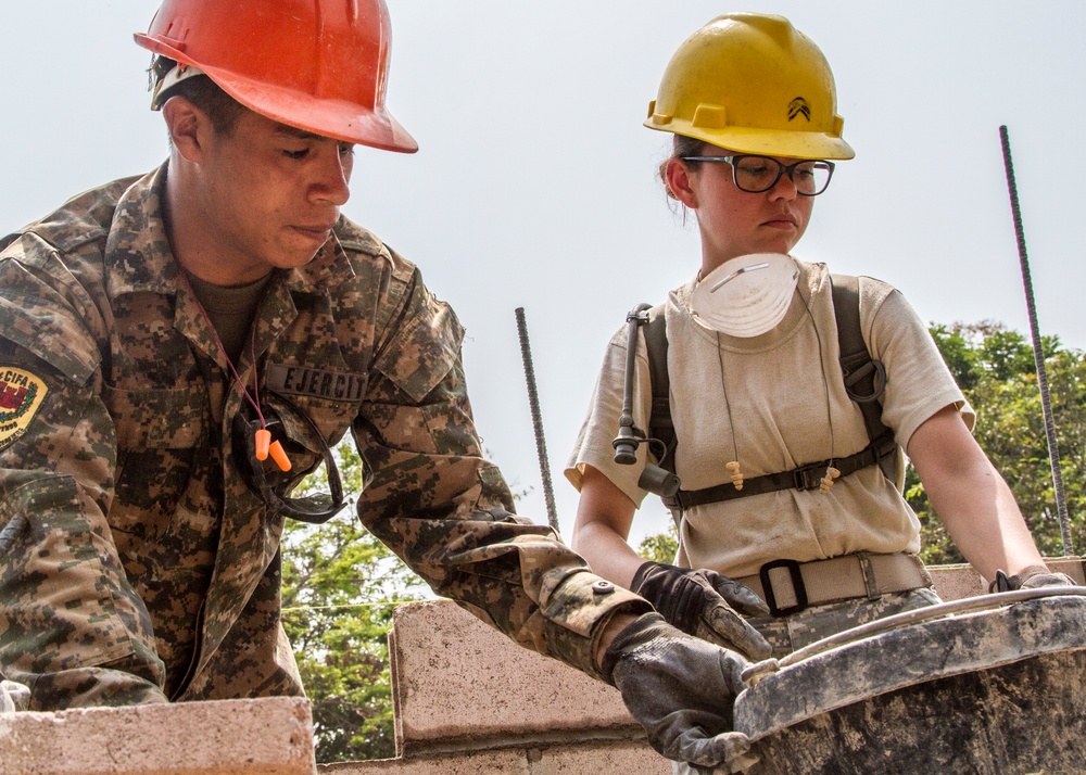 US, Salvadoran soldiers build schools during Beyond the Horizon 2015