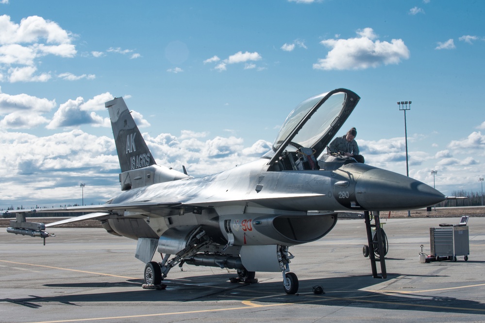 Tactical maintainer keeps the Falcon flying