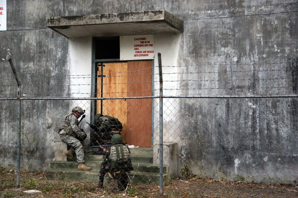Philippine, US Soldiers assault and capture main objective in FTX
