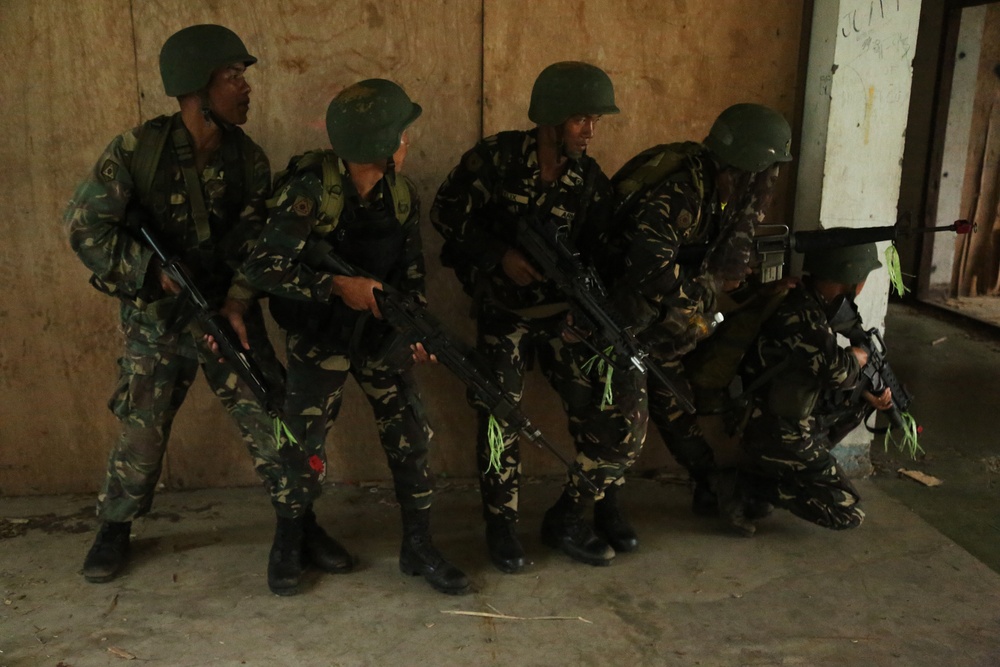 Philippine, US Soldiers assault and capture main objective in FTX
