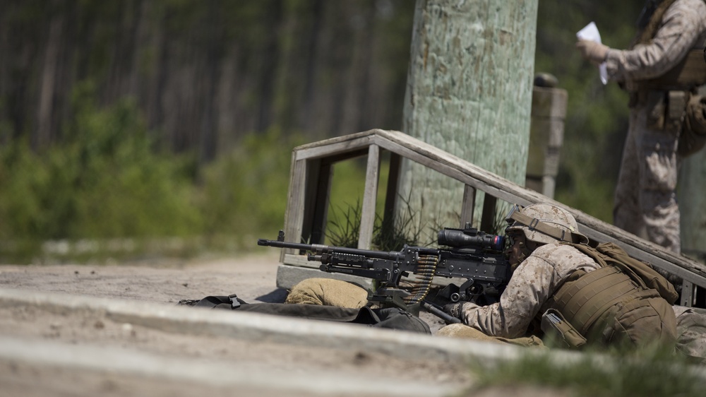 Letting bullets fly: 1/8 conducts medium and light machine-gun range