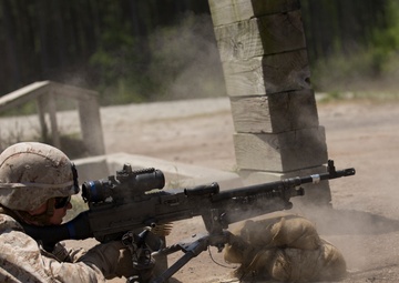 Letting bullets fly: 1/8 conducts medium and light machine-gun range
