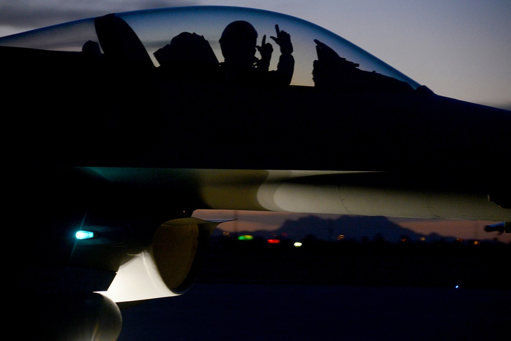 F-16 student pilot gives gunfighter salute