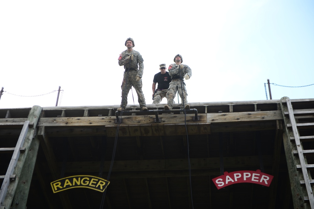 Four 101st Airborne Division Sappers tackle 2015 Best Sapper Competition