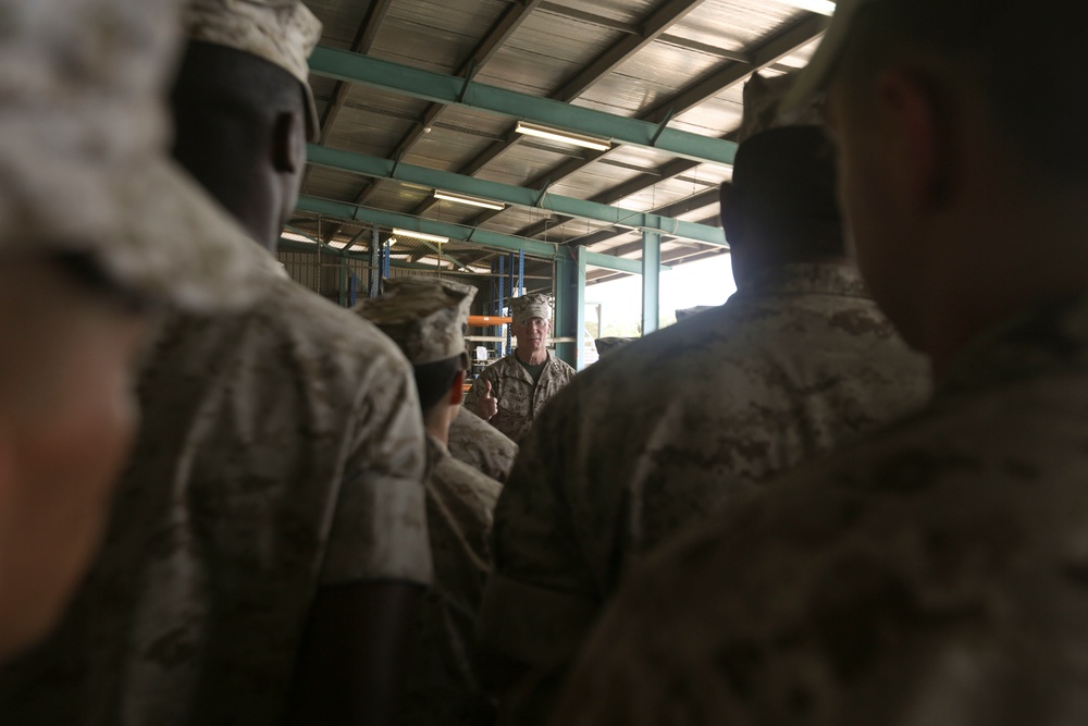 Lieutenant General John A. Toolan visits Marines with Marine Rotational Force - Darwin