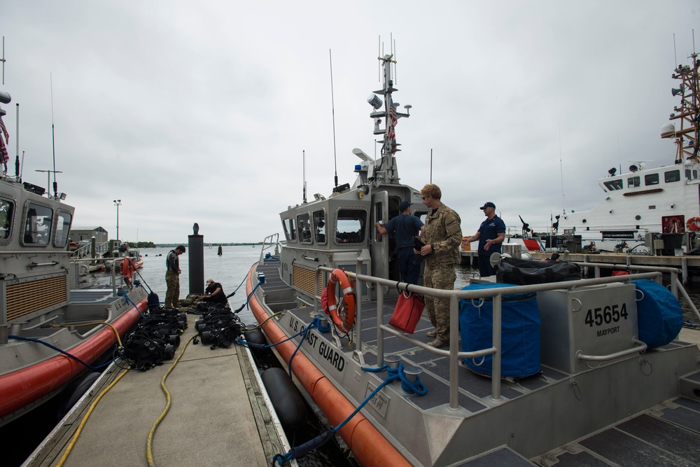 USCG trains with National Guard Special Forces combat divers