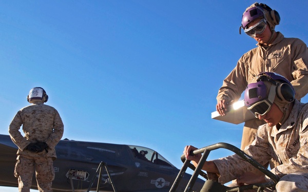 MWSS-371 Keep the ACE in the Sky During F-35B Lightning II FCLP
