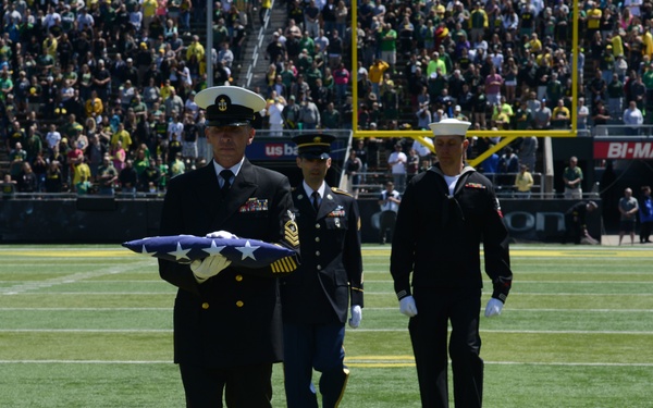 Oregon military members honored at Ducks spring football game