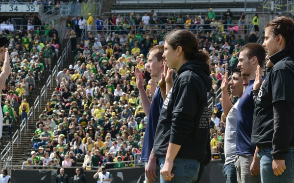 Oregon military members honored at Ducks spring football game