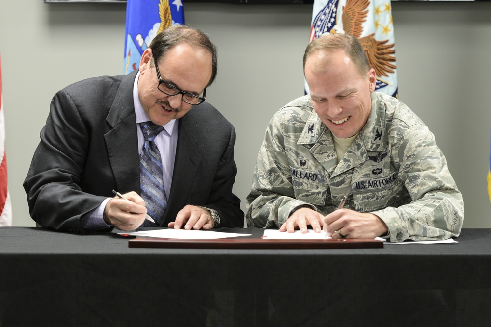 Wright-Patterson AFB Hospital and VA sign Agreement