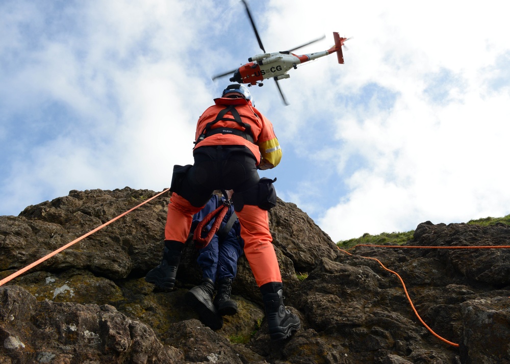 Coast Guard conducts cliffside rescue training in Washington