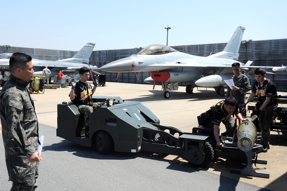 Kunsan hosts pen-wide weapons load competition