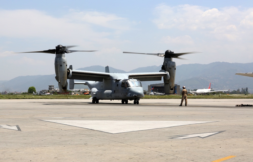 U.S. Marine Ospreys transport Nepalese military, survey earthquake damage
