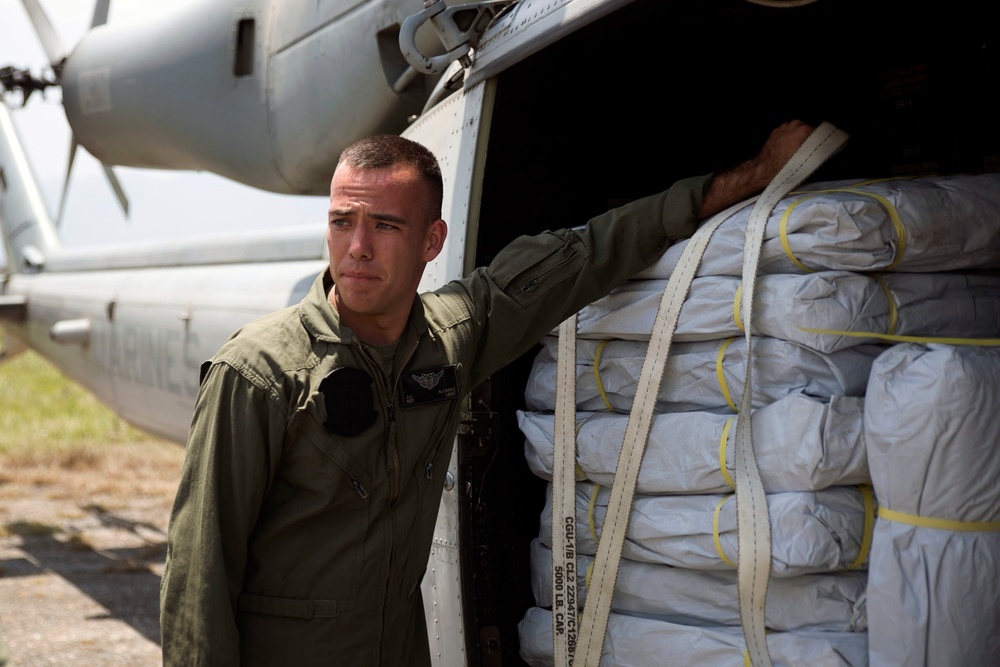 U.S. Marine aircraft deliver critical supplies to Nepal