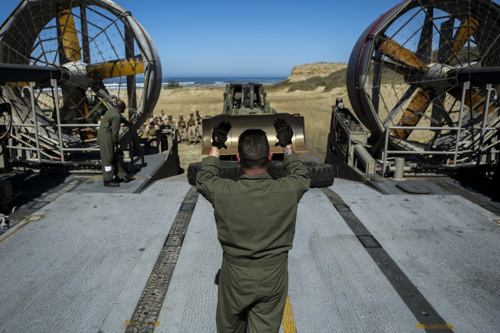 7th Engineer Support Battalion Bulk Fuel Company trains alongside Assault Craft Unit 5