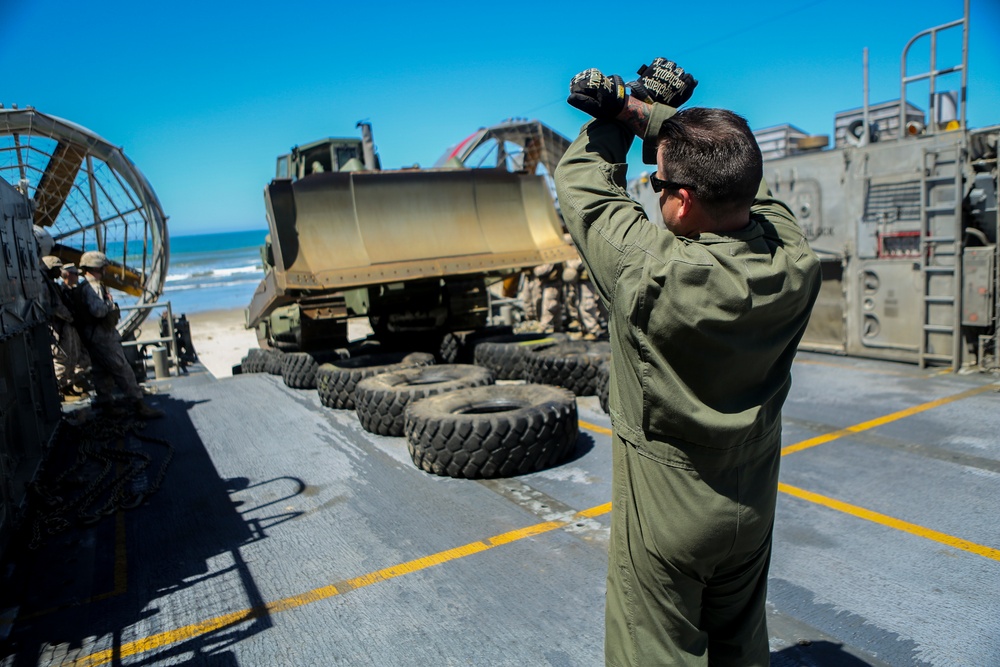 7th Engineer Support Battalion Bulk Fuel Company trains alongside Assault Craft Unit 5