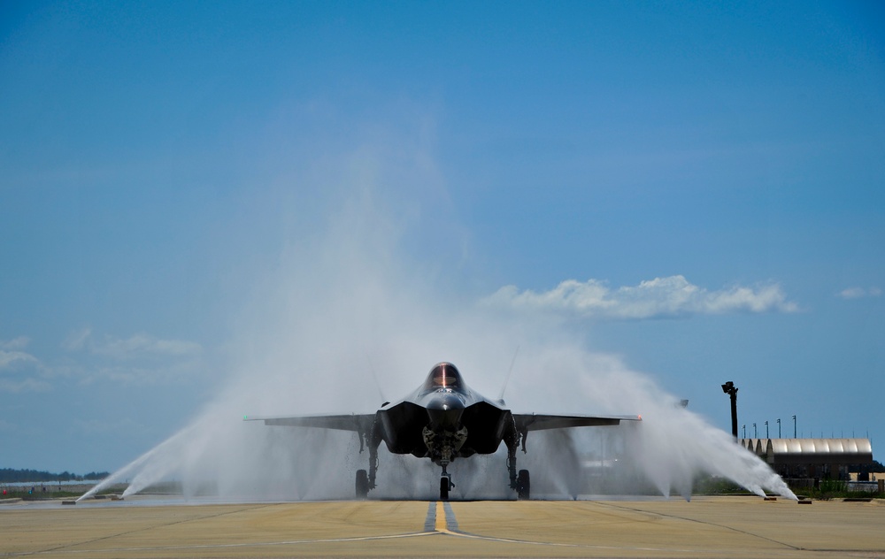 First female F-35 pilot begins training