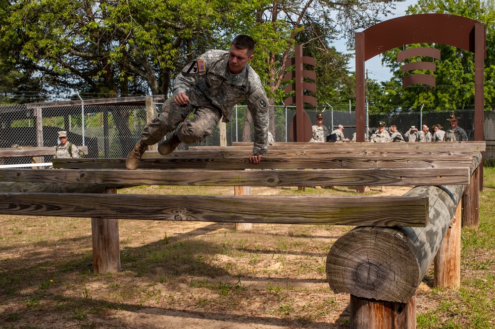 2015 US Army Reserve Best Warrior Competition: Obstacle course