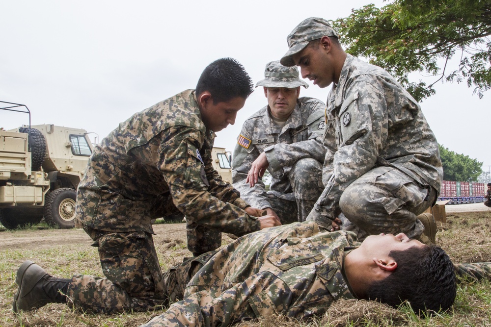 Army medics give training in El Salvador