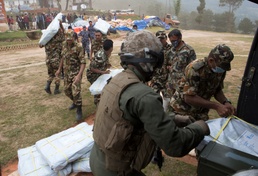 US Marines airlift relief supplies to Nepalese military