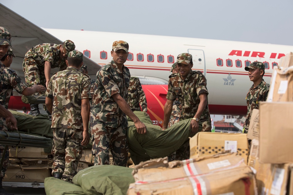 US Marines airlift relief supplies to Nepalese military