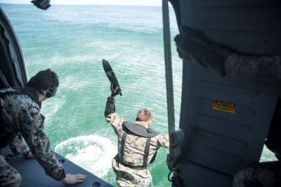 Alpha Company, 2nd Recon helocasts during amphibious package