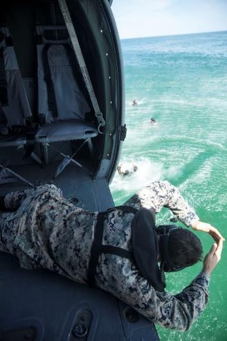 Alpha Company, 2nd Recon helocasts during amphibious package
