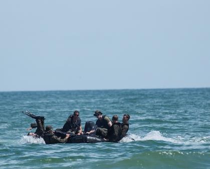 Alpha Company, 2nd Recon helocasts during amphibious package