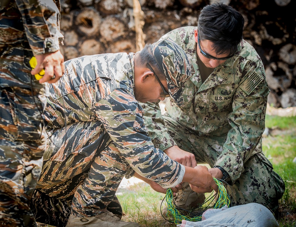 Philippine, U.S. Sailors conduct training on explosive door breaching during Exercise Balikatan 2015