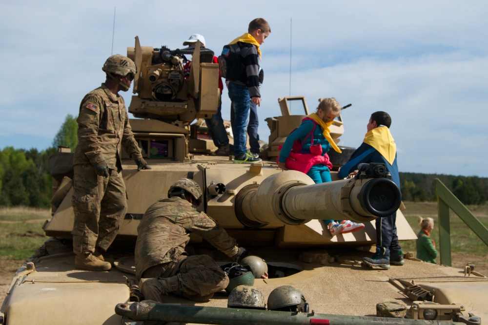 NATO allies invite Polish community to open house