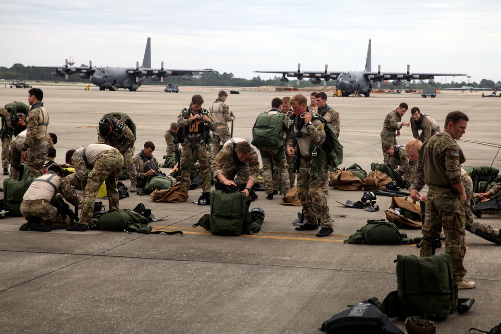 VMGR-252 supports Special Tactics Training Squadron during Emerald Warrior 2015
