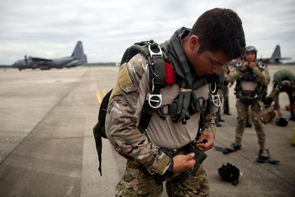 VMGR-252 supports Special Tactics Training Squadron during Emerald Warrior 2015