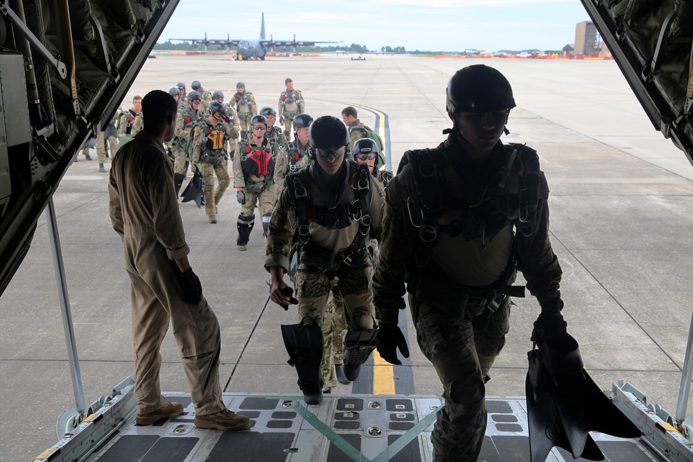 VMGR-252 supports Special Tactics Training Squadron during Emerald Warrior 2015