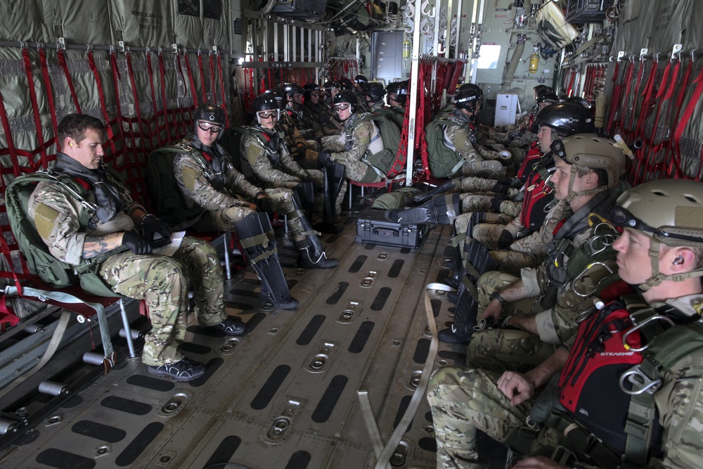 VMGR-252 supports Special Tactics Training Squadron during Emerald Warrior 2015